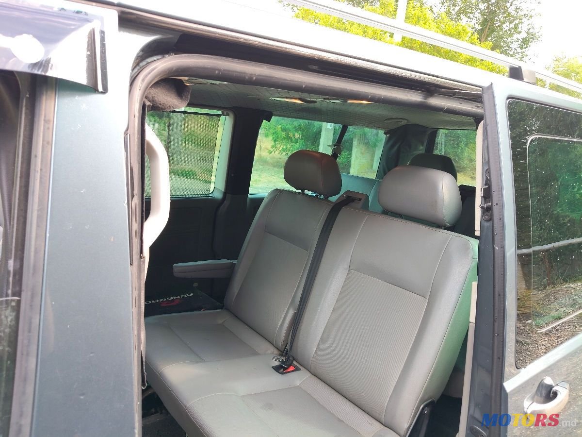 2005' Volkswagen Caravelle photo #5