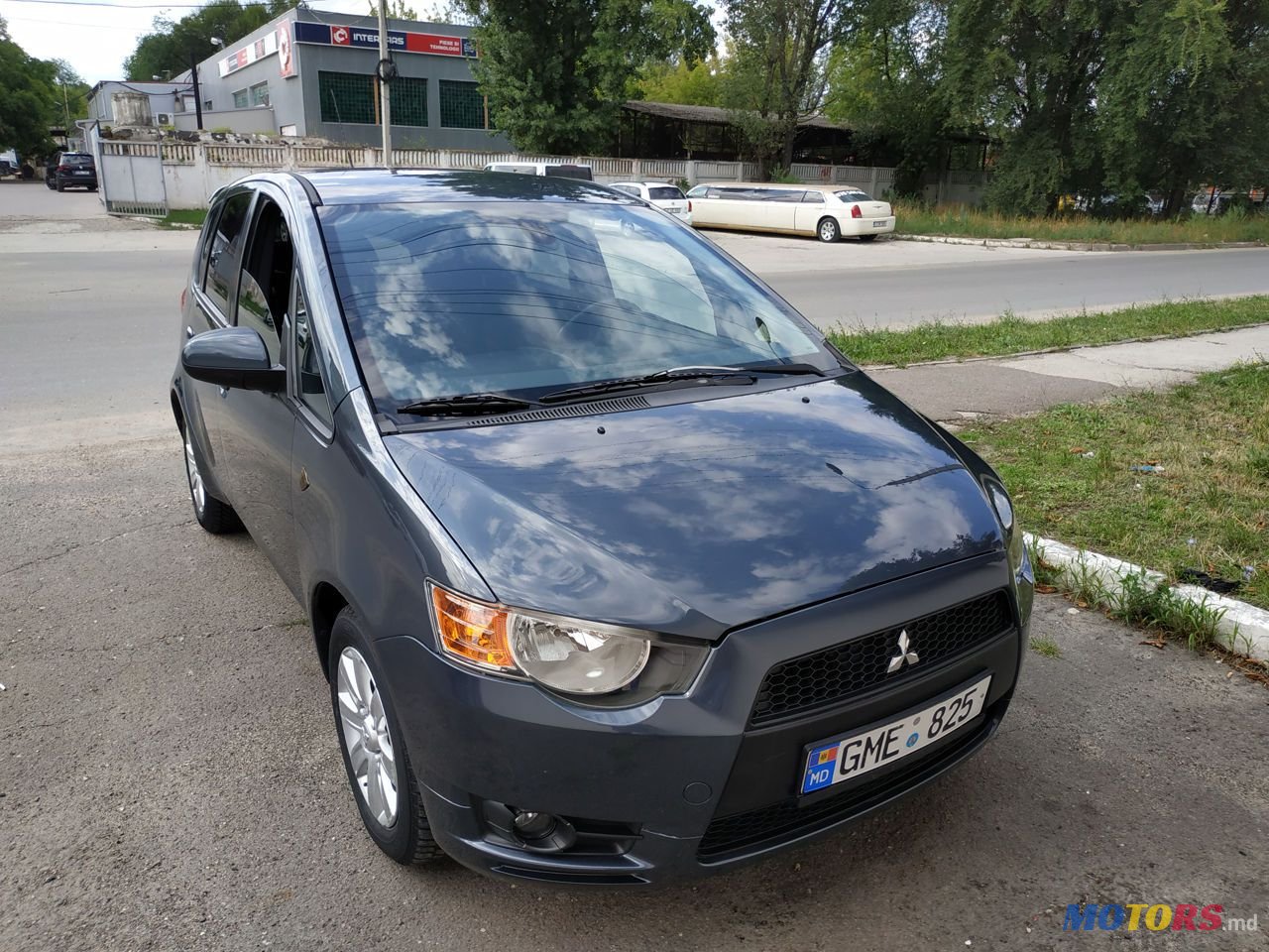 2010' Mitsubishi Colt photo #2