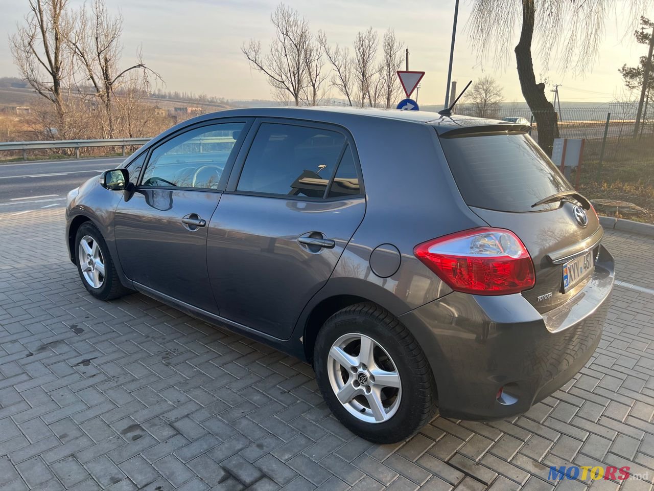 2010' Toyota Auris photo #2