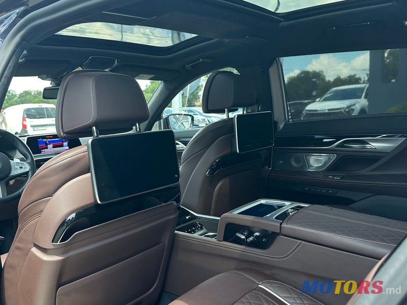 2021' BMW 7 Series photo #6