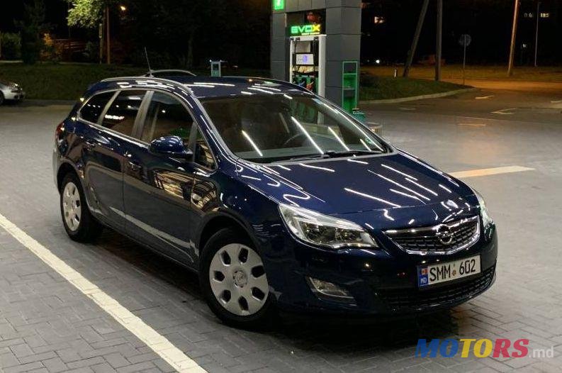 2011' Opel Astra photo #1