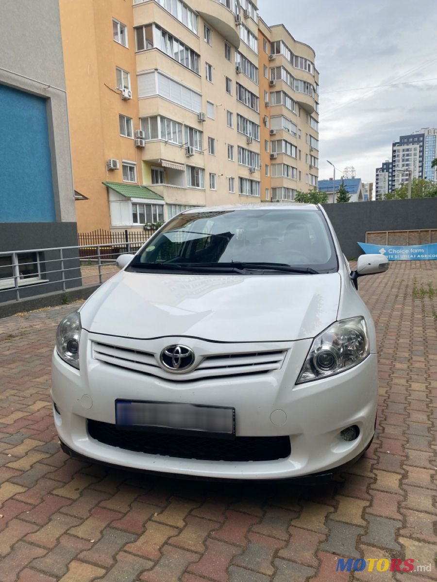 2012' Toyota Auris photo #2