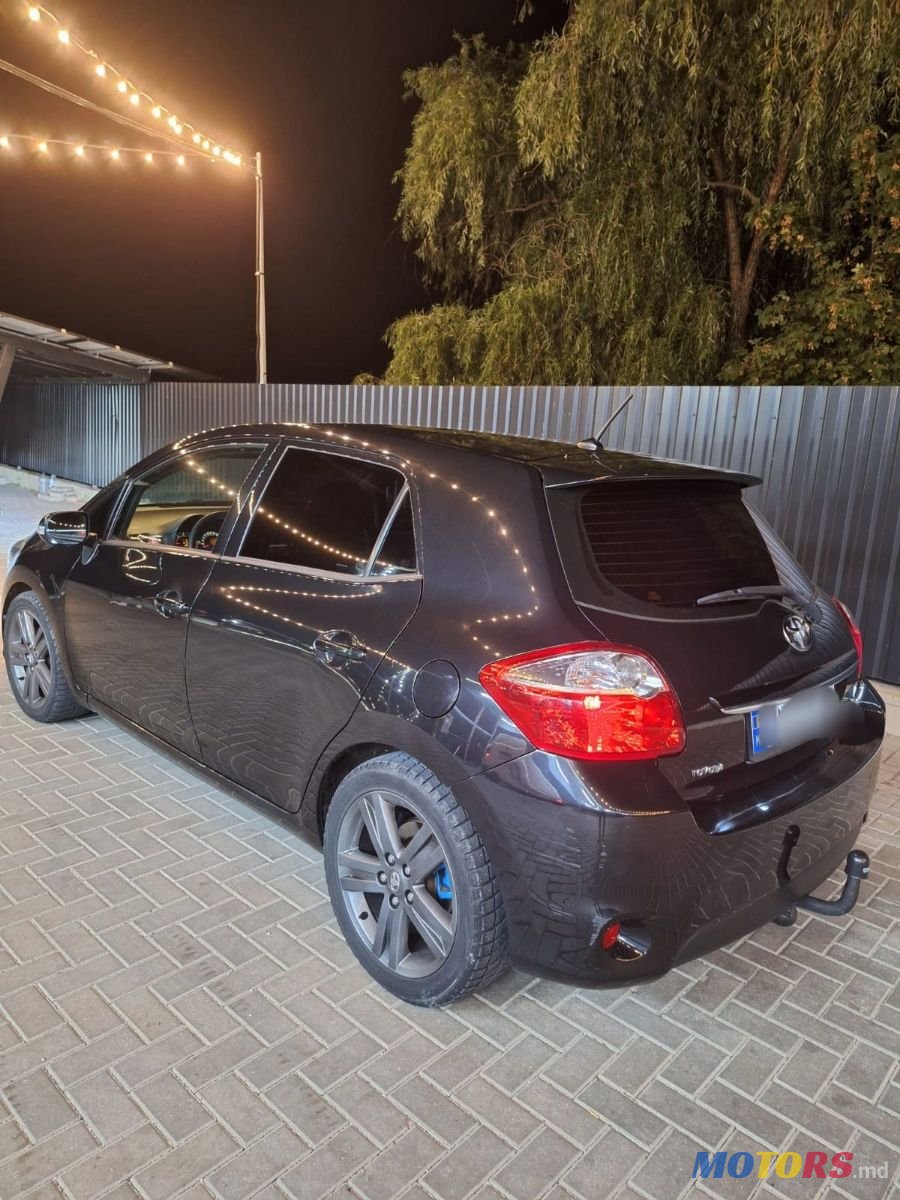 2012' Toyota Auris photo #2
