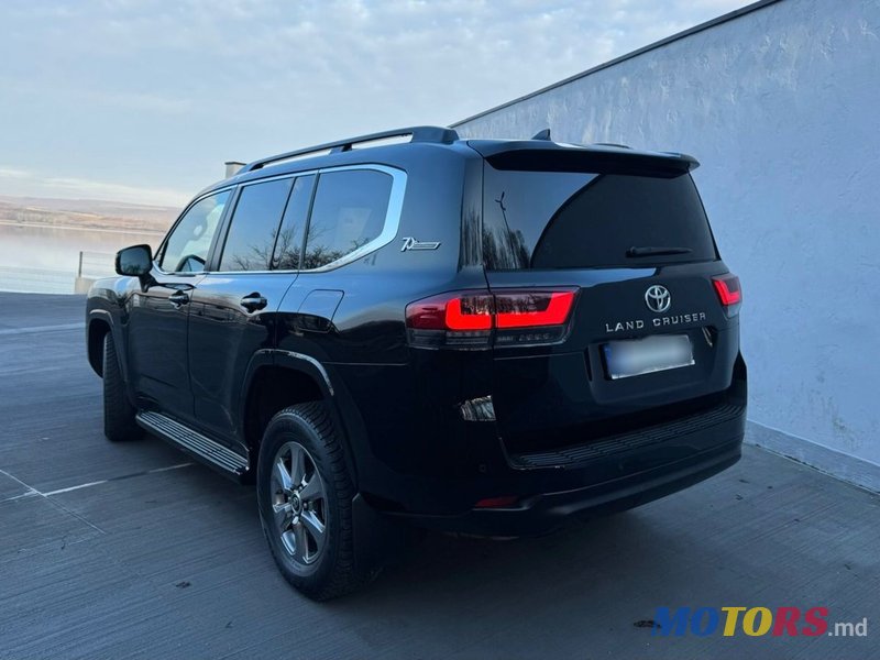 2021' Toyota Land Cruiser photo #4