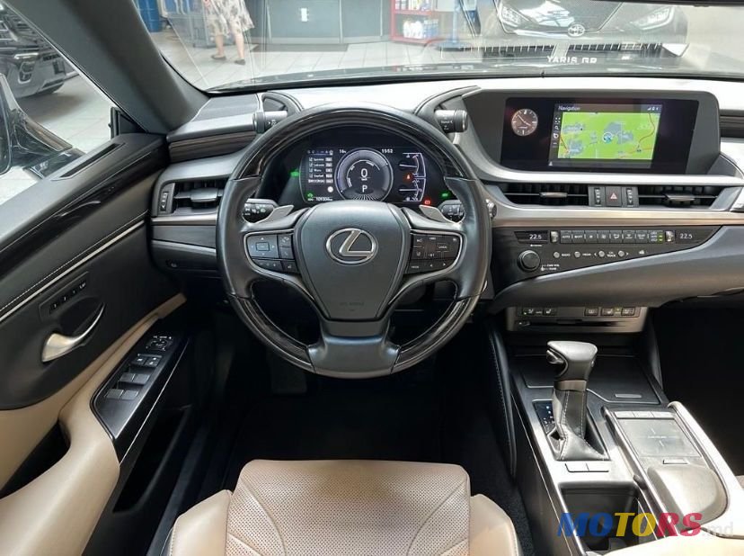 2019' Lexus Es Series photo #6