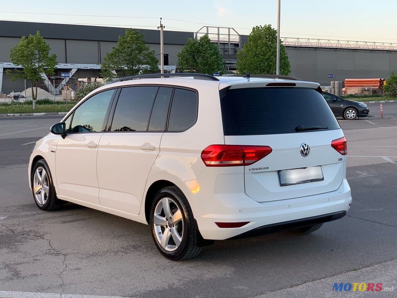 2018' Volkswagen Touran photo #3
