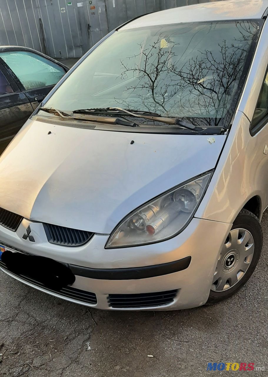 2008' Mitsubishi Colt photo #2