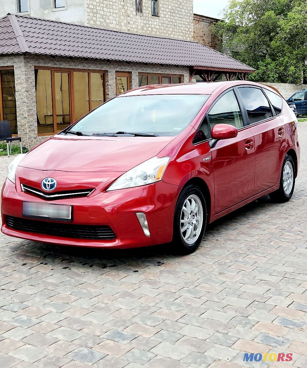 2013' Toyota Prius V photo #1