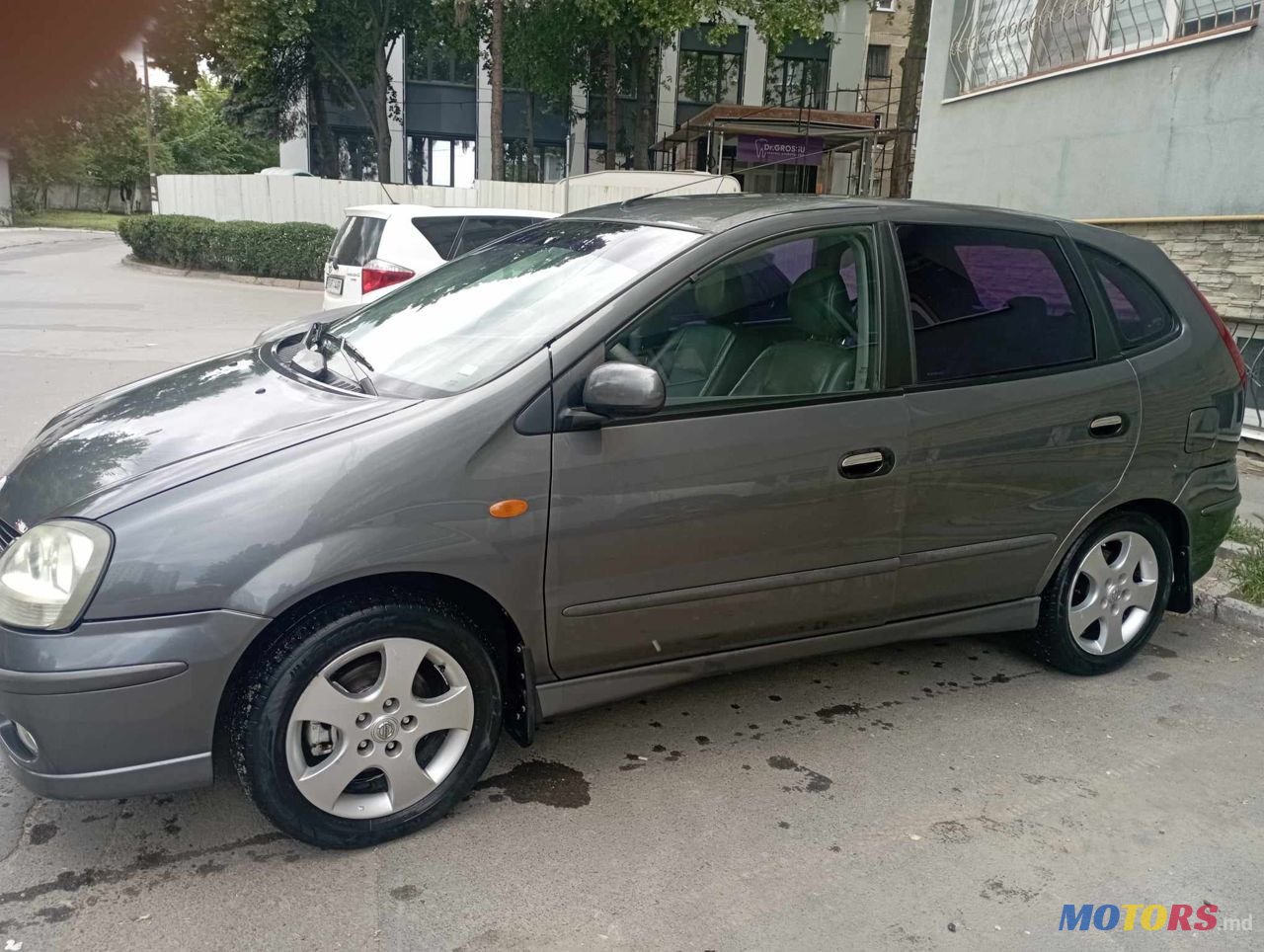 2005' Nissan Almera Tino photo #2