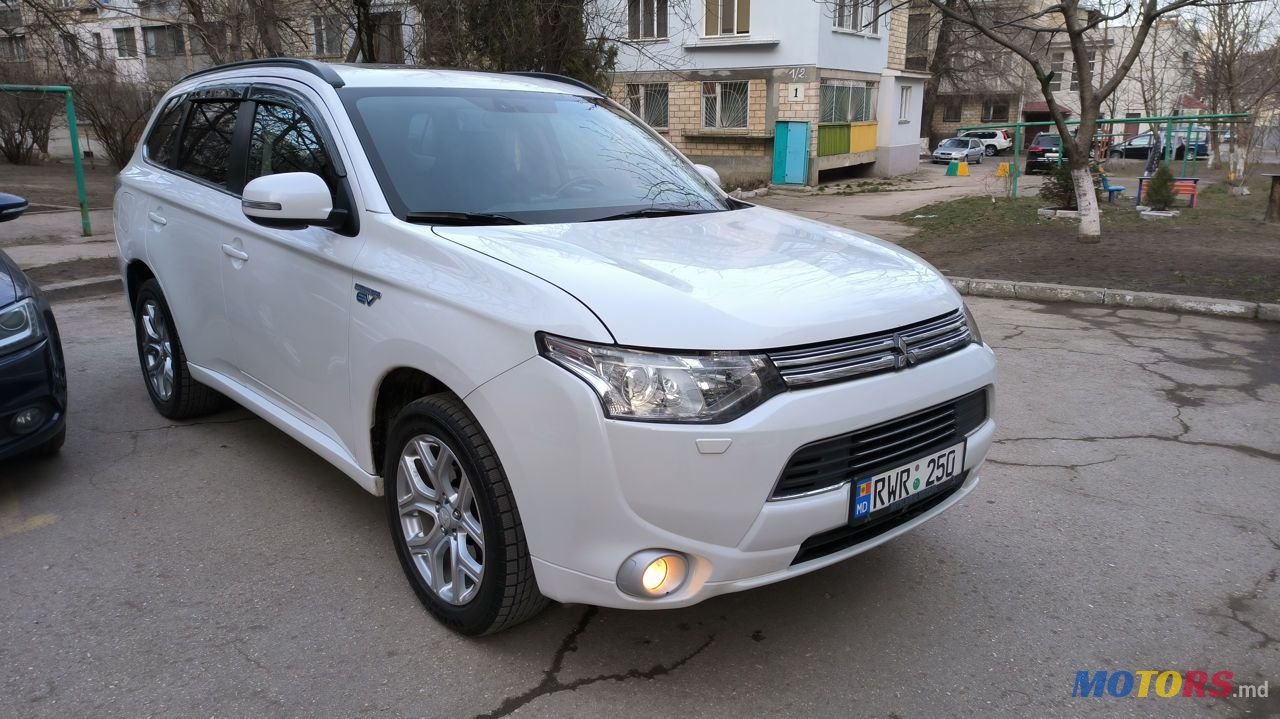 2013' Mitsubishi Outlander photo #2