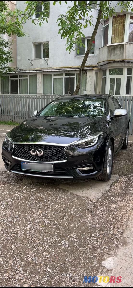 2016' Infiniti Q30 photo #2