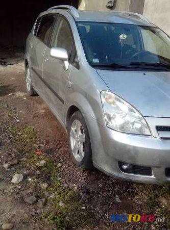 2004' Toyota Corolla Verso photo #1