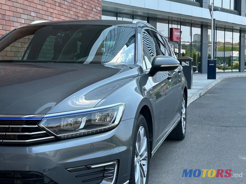 2016' Volkswagen Passat photo #2