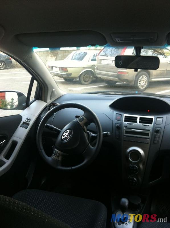 2011' Toyota Yaris photo #2