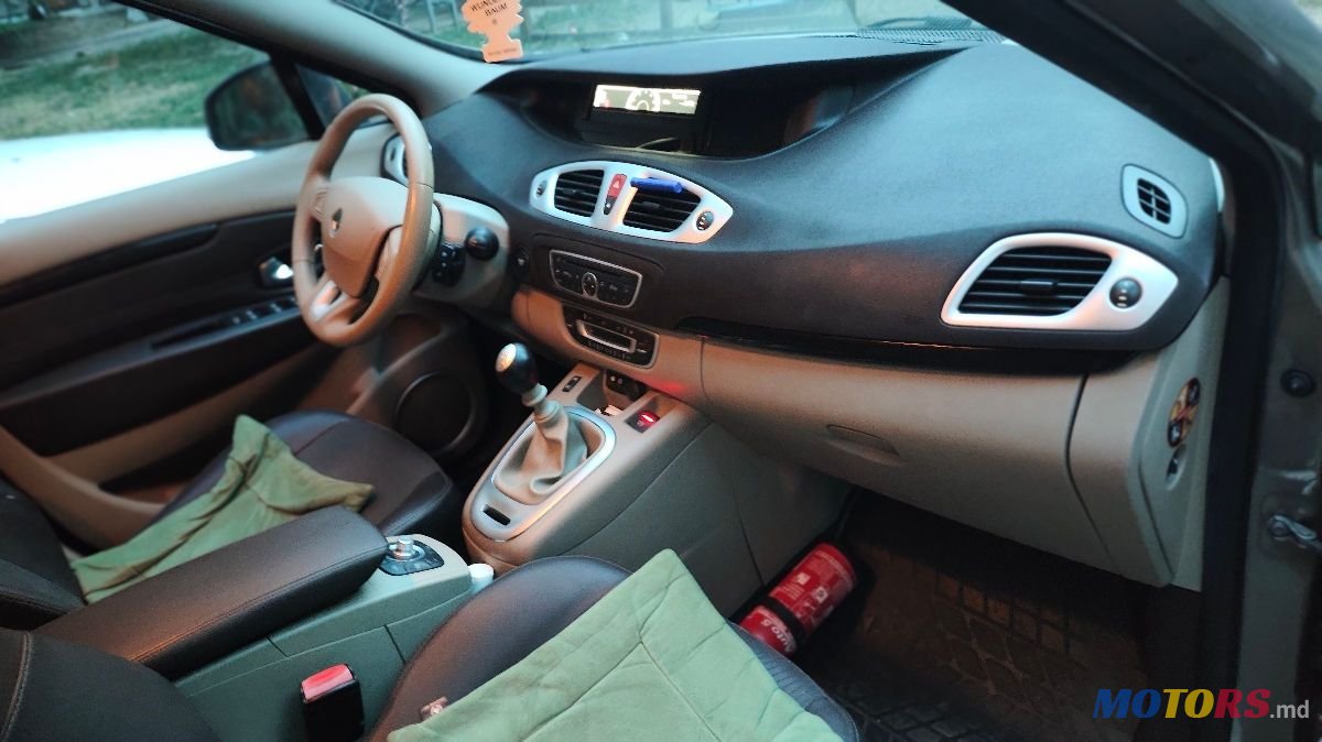 2010' Renault Scenic photo #2