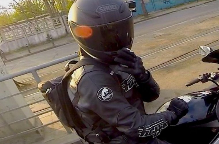 В Кишинёве удиравший от погони мотоциклист врезался в полицейскую машину