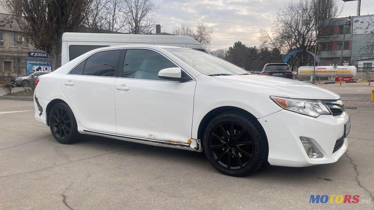 2013' Toyota Camry photo #3