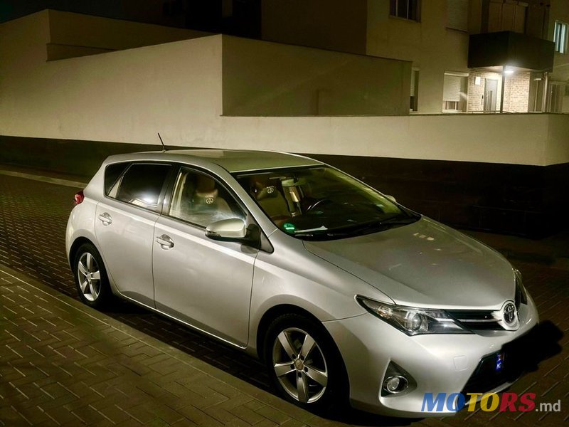 2013' Toyota Auris photo #3