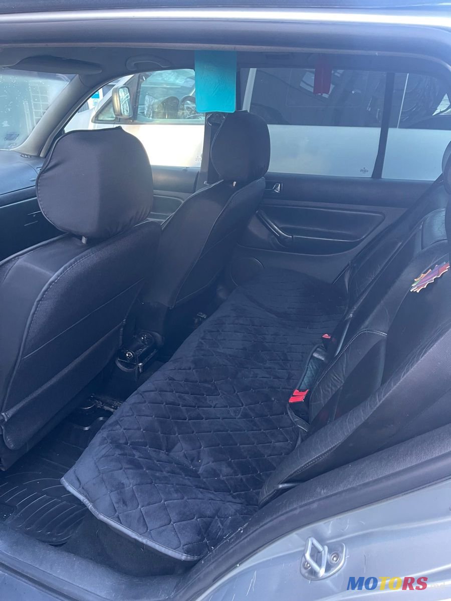 2001' Volkswagen Golf photo #5