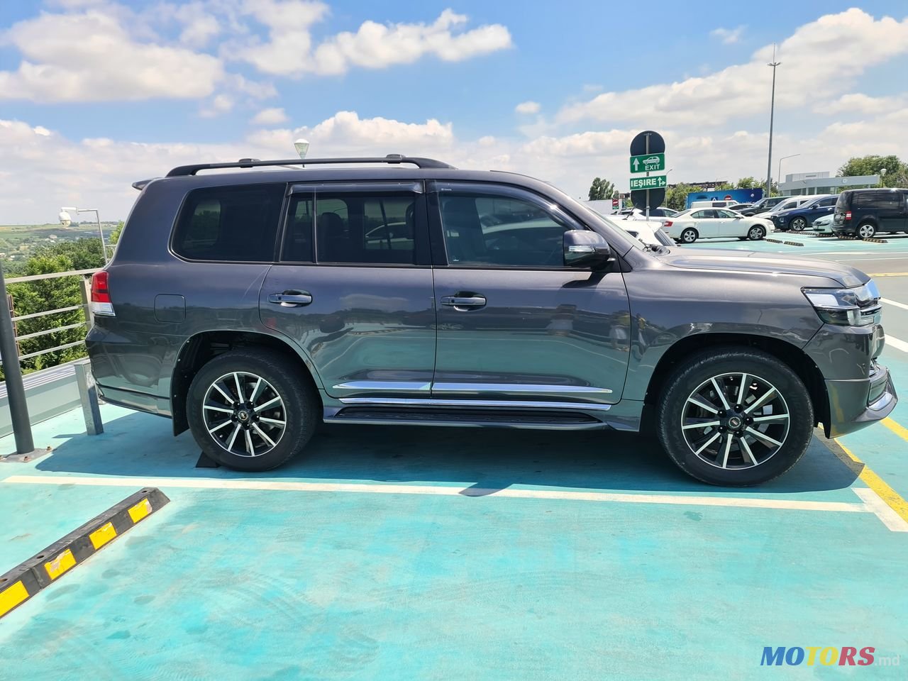 2009' Toyota Land Cruiser photo #3