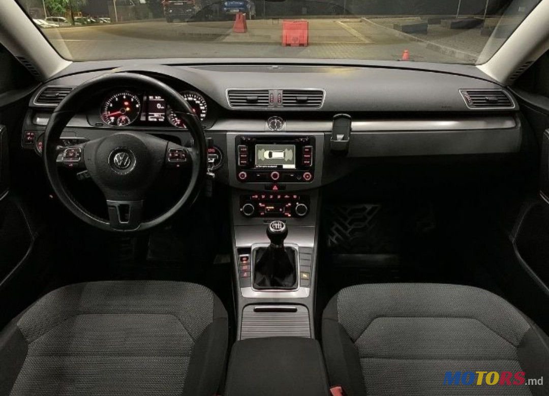 2011' Volkswagen Passat photo #5