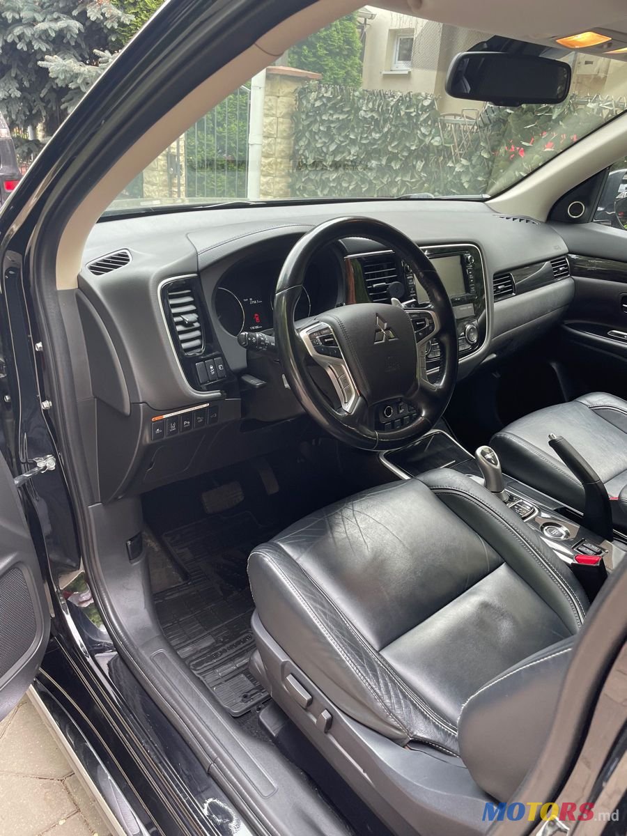 2015' Mitsubishi Outlander photo #6