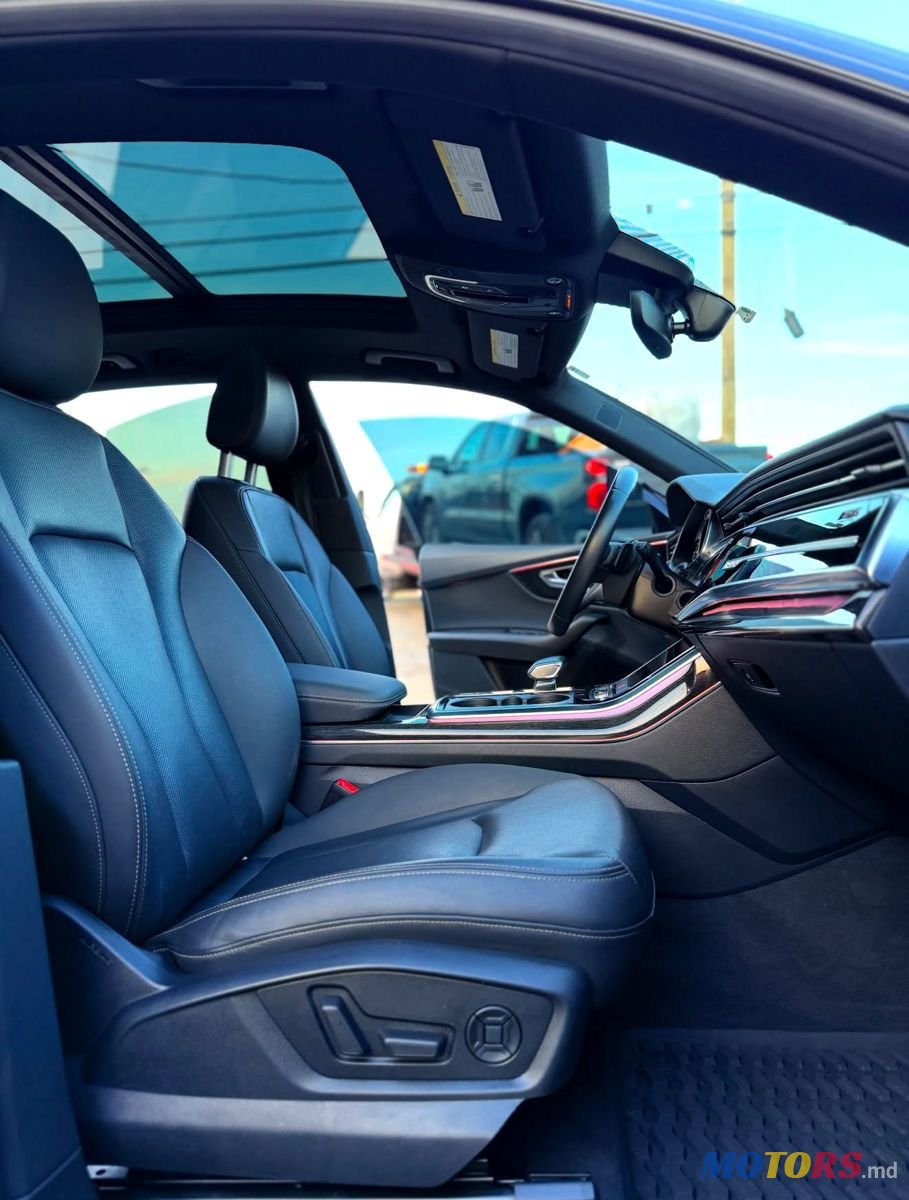 2019' Audi Q8 photo #5