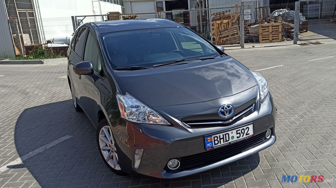 2013' Toyota Prius v photo #1