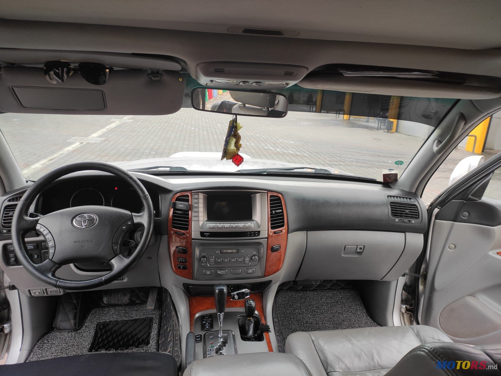 2004' Toyota Land Cruiser 100 Джип photo #6