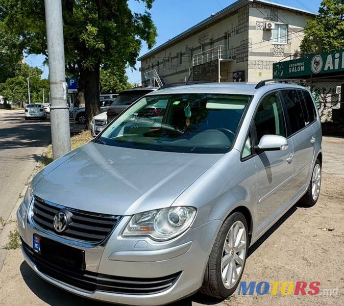 2009' Volkswagen Touran photo #1