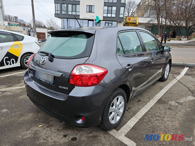 2011' Toyota Auris photo #3