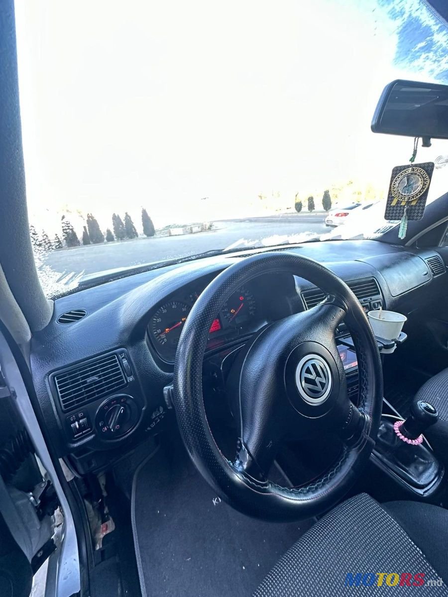 2001' Volkswagen Golf photo #1