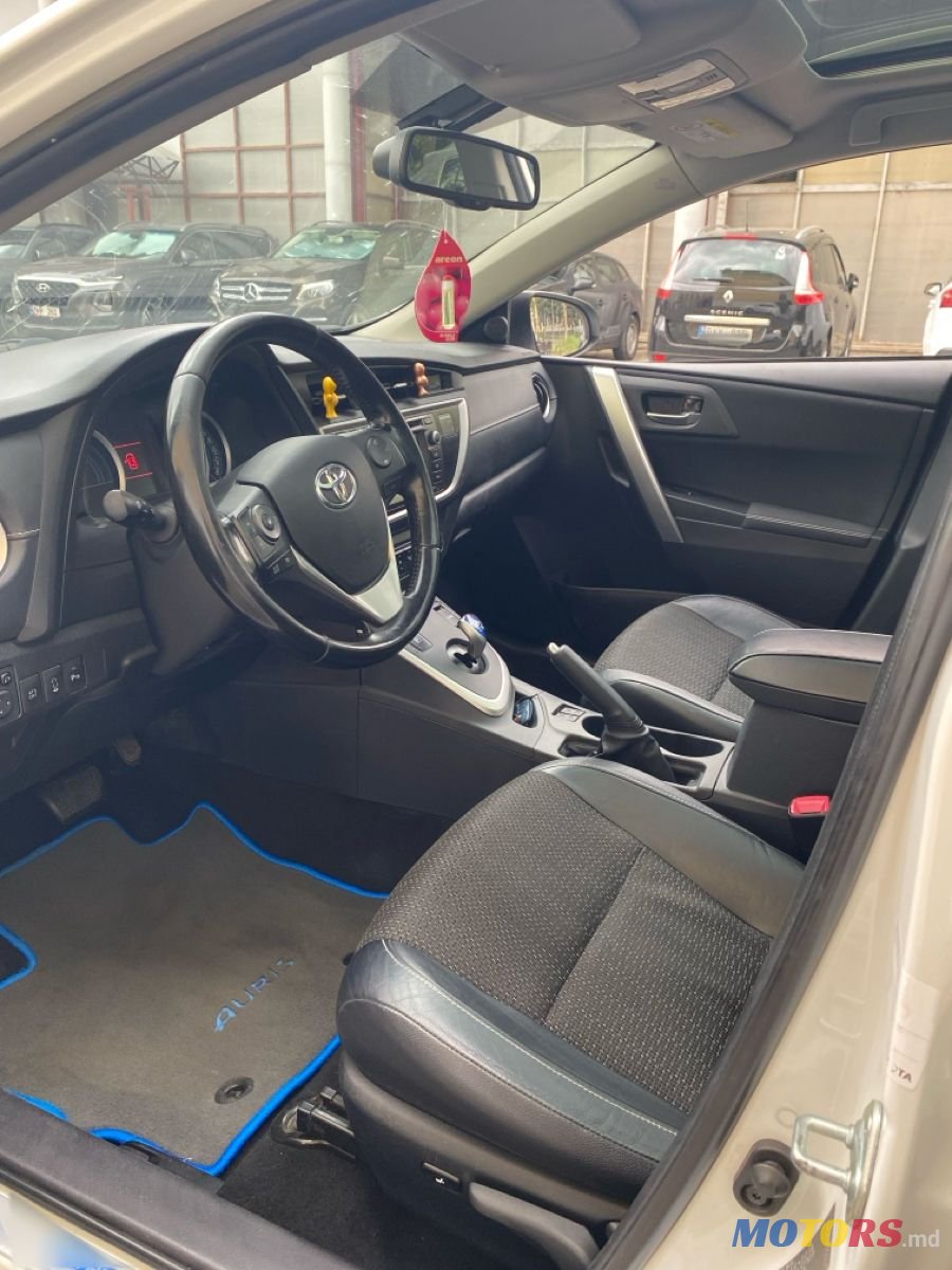 2013' Toyota Auris photo #5