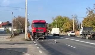 Авария в Пересечино: грузовик столкнулся с легковушкой