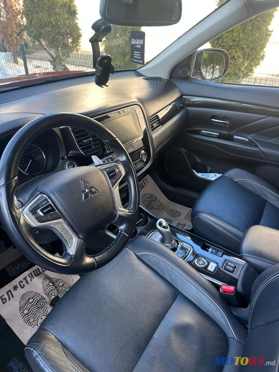 2017' Mitsubishi Outlander photo #3