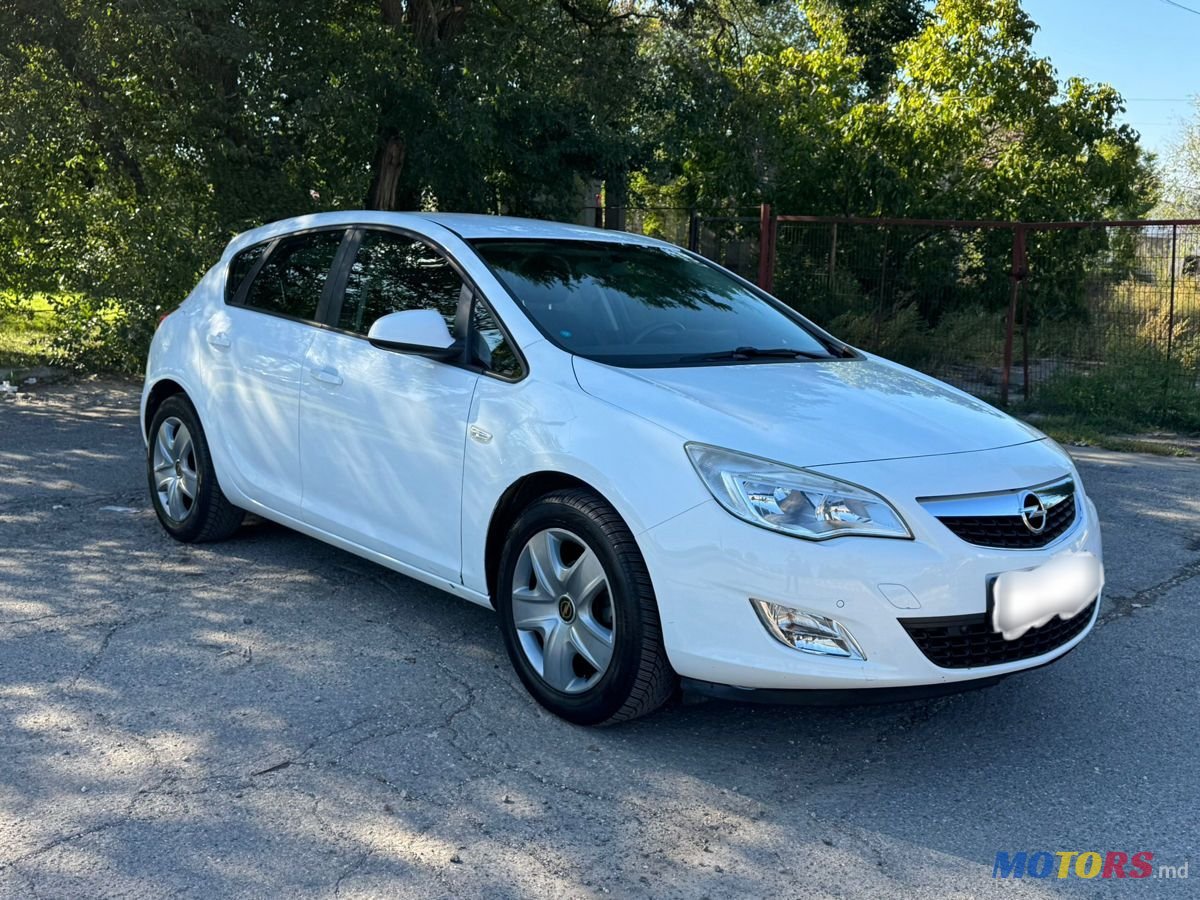 2012' Opel Astra photo #1