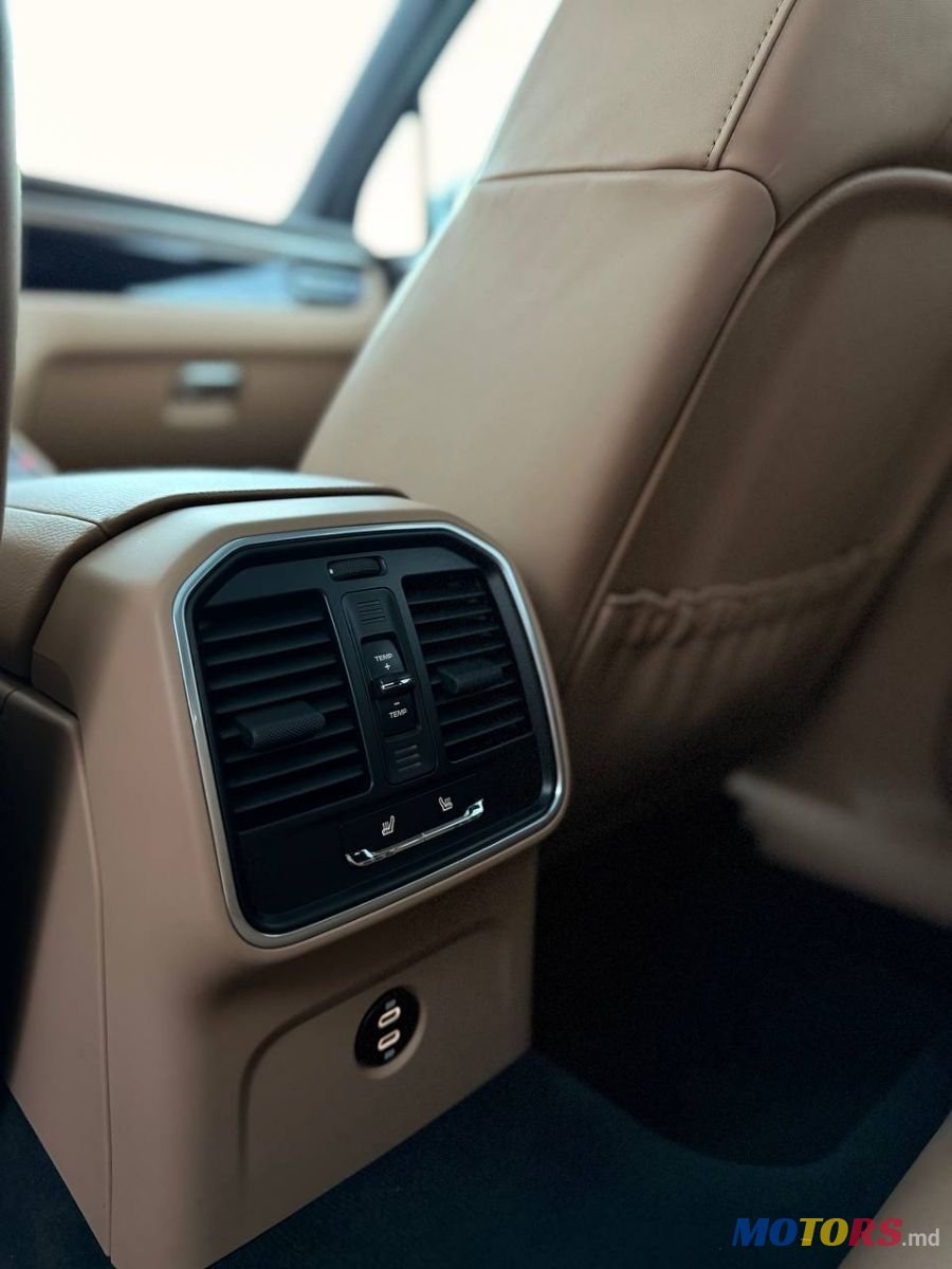 2020' Porsche Macan photo #3