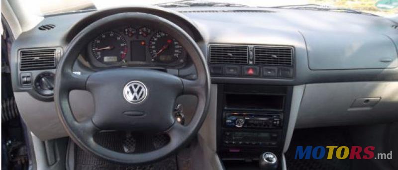 2001' Volkswagen Golf photo #2