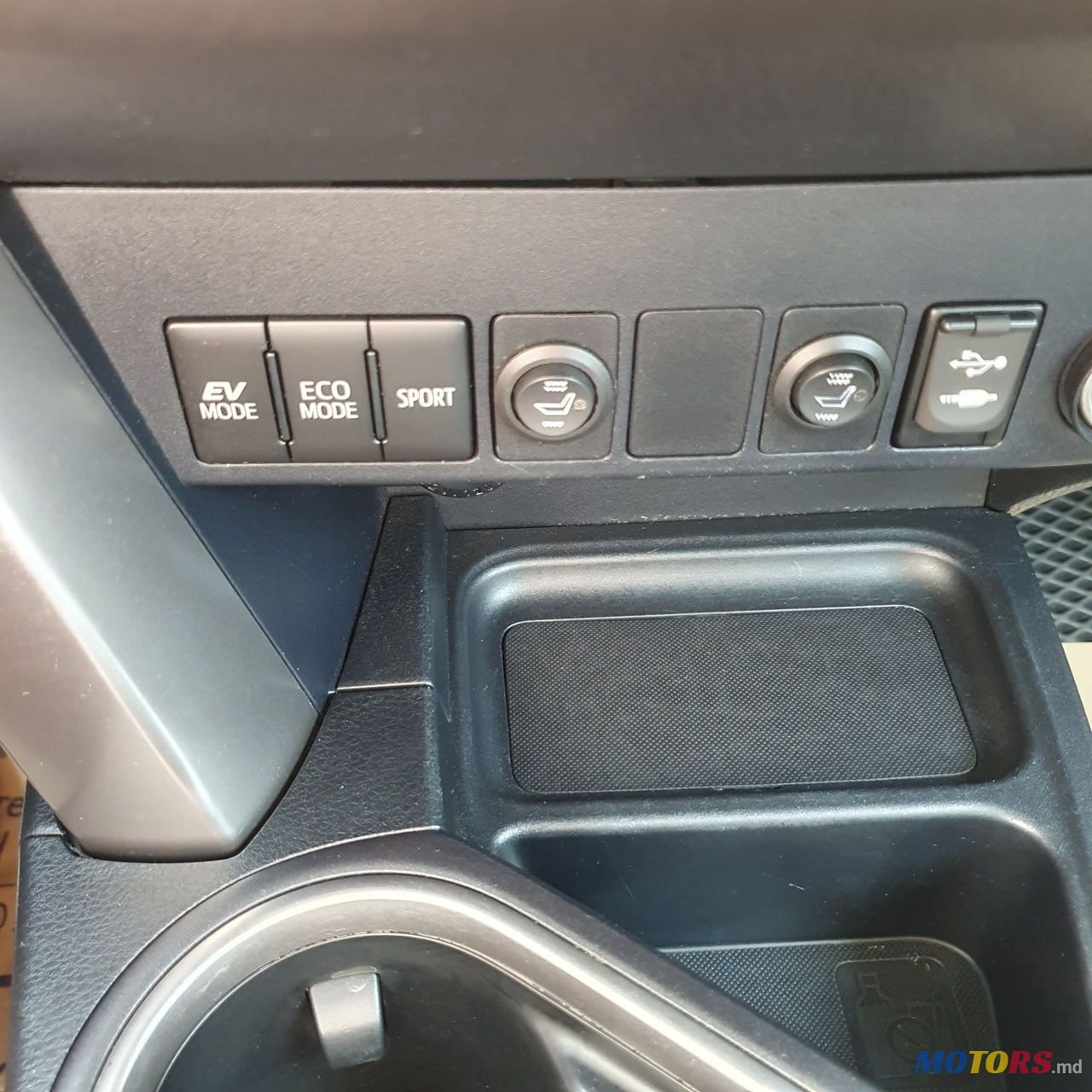 2016' Toyota RAV4 photo #3