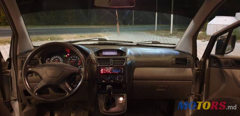 2002' Mitsubishi Space Wagon photo #4