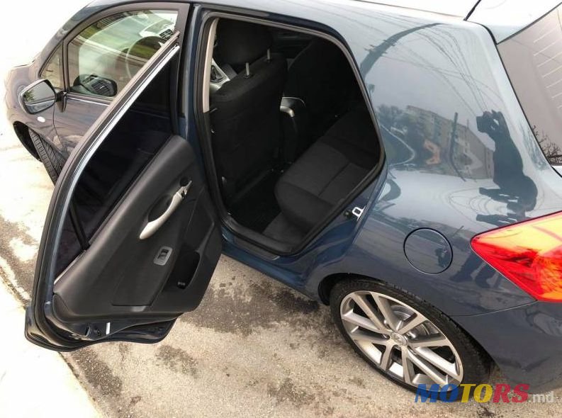 2009' Toyota Auris photo #5