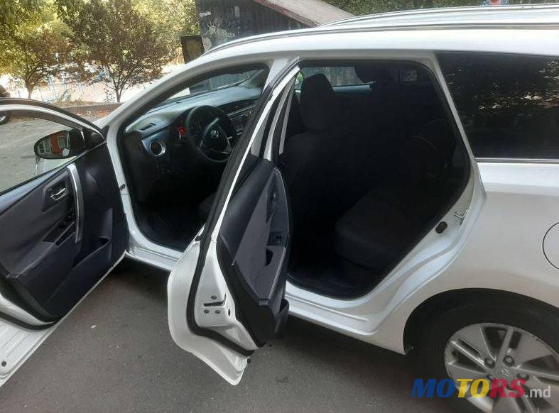 2013' Toyota Auris photo #3