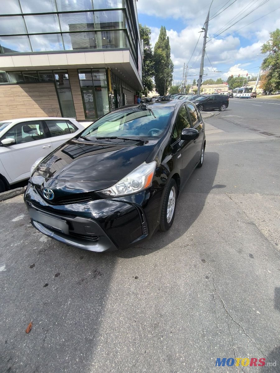 2016' Toyota Prius v photo #2
