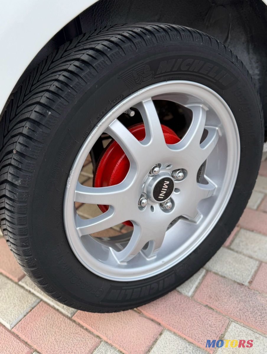 2010' Toyota Yaris photo #6