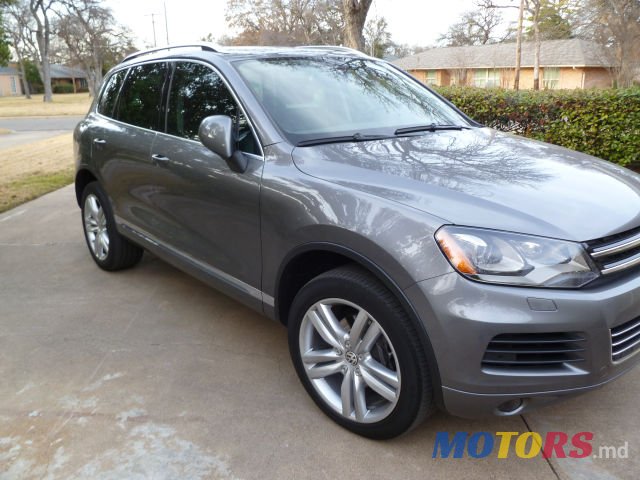 2012' Volkswagen Touareg photo #1