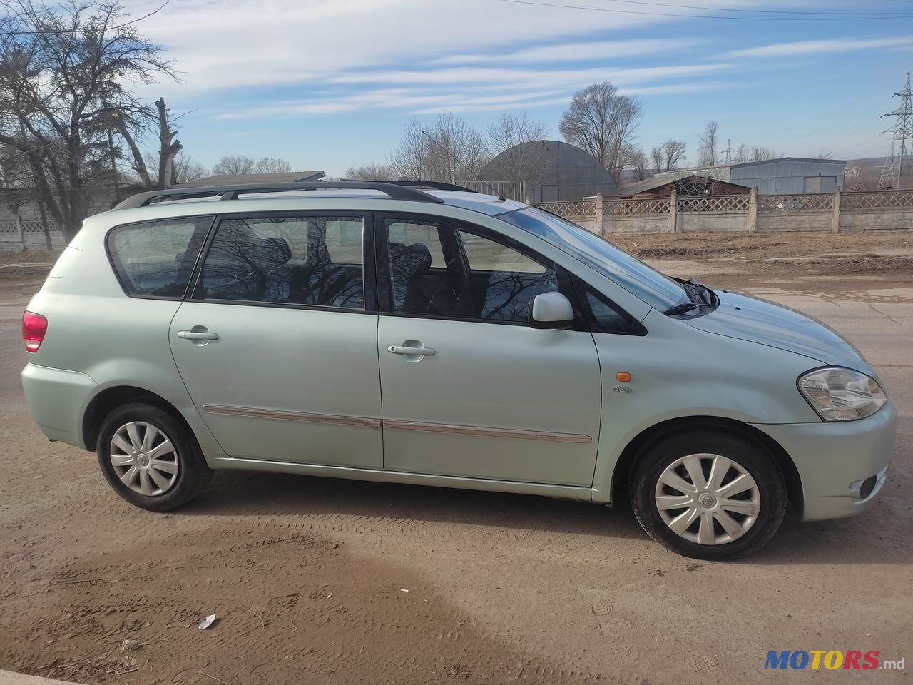 2004' Toyota Avensis Verso photo #3