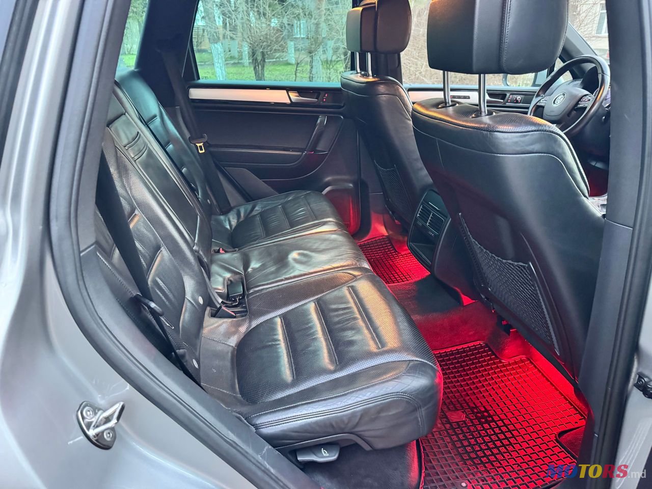 2011' Volkswagen Touareg photo #3