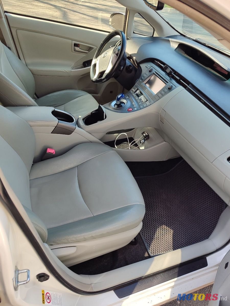 2012' Toyota Prius photo #5