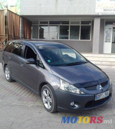 2007' Mitsubishi Grandis photo #1