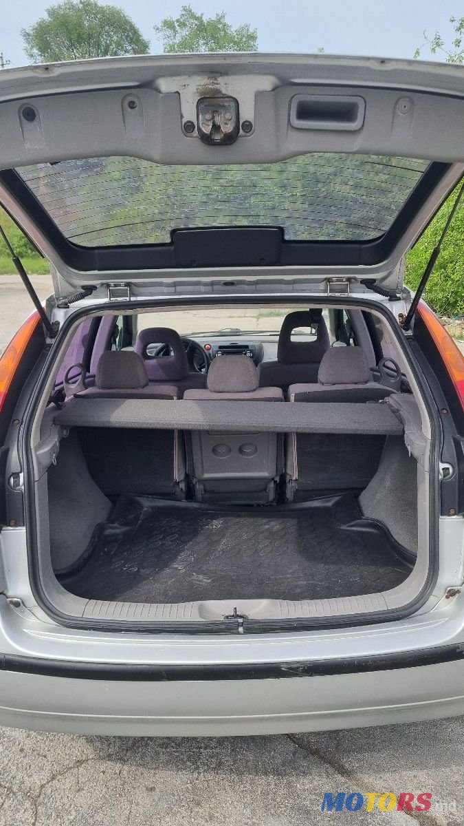 2001' Nissan Almera Tino photo #5